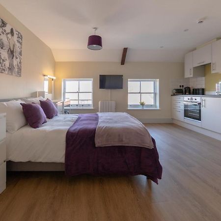 Isabella House - Hereford City Centre Aparthotel, By Rentmyhouse Bagian luar foto